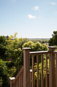 Holz-Handlauf eines Balkons zum Garten in Arundel, West Sussex