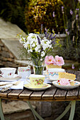 Tee und Kuchen auf einem Gartentisch