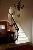 Weihnachtsgirlande am Treppengeländer und Treppe ohne Teppich