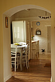 Blick durch Türbogen in Küche eines Hauses in West Sussex, England, UK