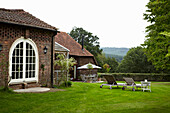 Sonnenliegen auf dem Rasen eines Haus in West Sussex, England, UK