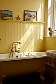 Freistehende Rolltop Badewanne in einem Strandhaus in Cromer, Norfolk, England, UK