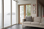 Zeitgenössisches Sofa im Erkerfenster mit Blick auf den See