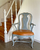 Flur mit gestrichenem gustavianischem Stuhl in Mjolby, Schweden