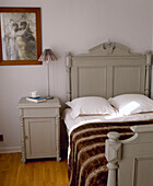 Gustavianisches Bett und Beistellschrank in Mjolby, Schweden