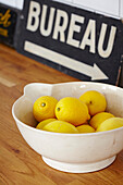 Schale mit Zitronen und französischem Büroschild in der Küche von Shoreham by Sea, West Sussex, UK