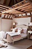 Anitkes französisches Bett und Lampen in einem denkmalgeschützten Bauernhaus mit Holzbalken (Grade II), Kent, UK