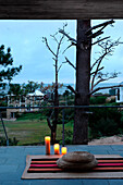 Terrasse mit Bodenkisse und Blick aufs Meer