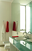 Minimalistisches Badezimmerdesign mit Glas und Spiegeln