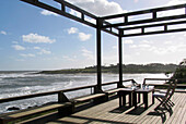 Hinterleuchtete Veranda am Meer