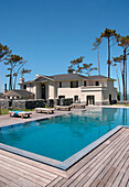 Strandhaus außen mit Terrasse am Pool
