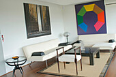 Offenes Wohnzimmer mit Sitzecke und moderner Kunst