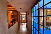 Küchenkorridor mit einem schönen großen Fenster, das transparentes Glas und farbige Scheiben kombiniert