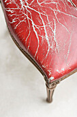 Abgebeizter roter Lederbezug auf einem Louis XV-Stuhl