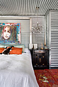 Schlafzimmer mit verzinktem Metall, chinesischem Schrank und moderner Kunst