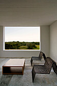 Geometrische Sitzgelegenheiten auf privatem Balkon mit Blick auf die Landschaft