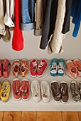Uruguay, Kleidung und Schuhe im Kleiderschrank
