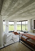 Schlafzimmer in einem modernen Bauernhaus in Uruguay