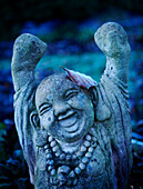 In Stein gehauene Buddha-Statue im Garten