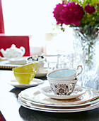 Teetasse und Untertasse auf einem Tisch mit Schnittblumen