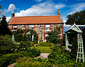 Hinterer Garten eines Cottage in Yorkshire
