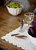 Zahnstocher und Weinglas auf Holztischplatte