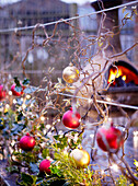 Weihnachtskugeln und Kaminofen im Freien
