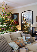Weihnachtsbaum und Spiegel mit Kissen auf dem Sofa