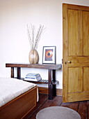 Konsolentisch aus Holz mit Zweigarrangement Schlafzimmer Detail City of Bath Somerset, England, UK