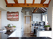 Schild 'Danger Deep Mud' in der Küche eines Hauses in Hampshire, England, UK