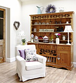 Sessel mit Hocker und hölzerner Küchenkommode in Gateshead Wohnung Tyne and Wear England UK