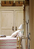 Schlafzimmer Detail mit gestreifter Steppdecke und Aufbewahrungskörben auf Kleiderschrank in Hexham Landhaus Northumberland England UK