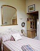 Vergoldeter Spiegel über einem Doppelbett in einem Landhaus in Hexham, Northumberland, England, UK