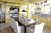 Gelbe Küche mit Tisch für sechs Personen in Abbekerk Niederländische Provinz Nordholland in der Gemeinde Medemblik