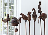 Geschnitzte Vögel in einem Haus in London, UK