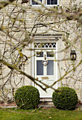 Eingangstür eines historischen Hauses in Oxfordshire, England, UK