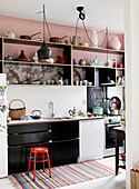 Haushaltswaren auf offenen Regalen in der Küche einer modernen Wohnung, Amsterdam, Niederlande