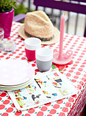 Sonnenhut mit Tellern und Tassen auf Tischtuch mit Apfelmotiv, Mattenbiesstraat, Niederlande