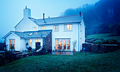 Weiß gestrichenes Haus in ländlicher Umgebung in Devon, UK