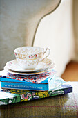 Teetasse aus Porzellan und Buch mit Dose in einem Bauernhaus in Surrey, England UK