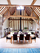 Esstisch in einer umgebauten Scheune mit Fachwerk in Nottinghamshire, England