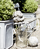 Glaswaren und Ornamente im Garten Welsh borders UK