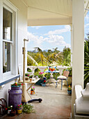 Tisch und Stühle mit Topfpflanzen auf der Terrasse von Warkworth in Auckland auf der Nordinsel Neuseelands