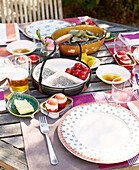 Gedeckter Tisch für ein Mittagessen in der Bretagne Frankreich