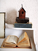 Vogelhaus und alte Bücher in einem Bauernhaus in der Bretagne, Frankreich