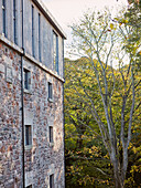 Fallrohr und Fenster einer Getreidemühle aus dem 19. Jahrhundert, Scottish Borders, Vereinigtes Königreich