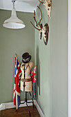 Zylinder und Schutzbrille auf Schneiderpuppe mit Union Jacks in einem Haus in Sunderland, Tyne and Wear, England UK