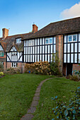 Gartenweg und Fachwerk- und Backsteinfassade von Speldhurst, Kent, England, Vereinigtes Königreich