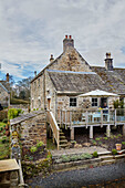 Terrassenüberdachung eines unter Denkmalschutz stehenden Tudor-Bastels oder befestigten Bauernhauses in Northumberland (UK)