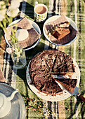 Schokoladenkuchen auf Schottenkaro-Tischdecke County Sligo Connacht Irland